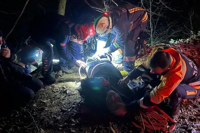 GACIK KÖYÜNDE ARAÇ UÇURUMA DÜŞTÜ