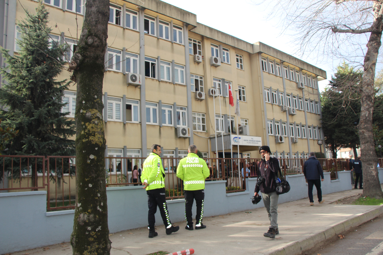 YALOVA SGK MÜDÜRLÜĞÜNDE KORKUNÇ SALDIRI! AVUKAT KARNINDAN VURULDU