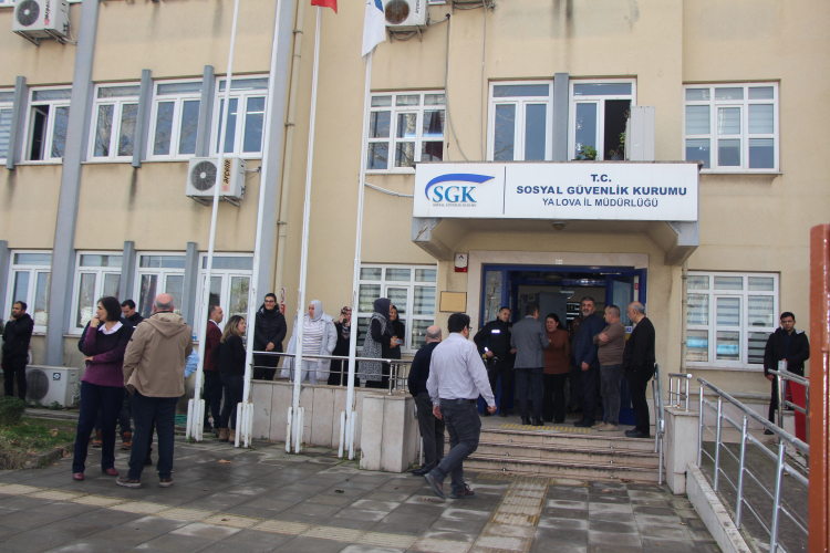 YALOVA SGK MÜDÜRLÜĞÜNDE KORKUNÇ SALDIRI! AVUKAT KARNINDAN VURULDU