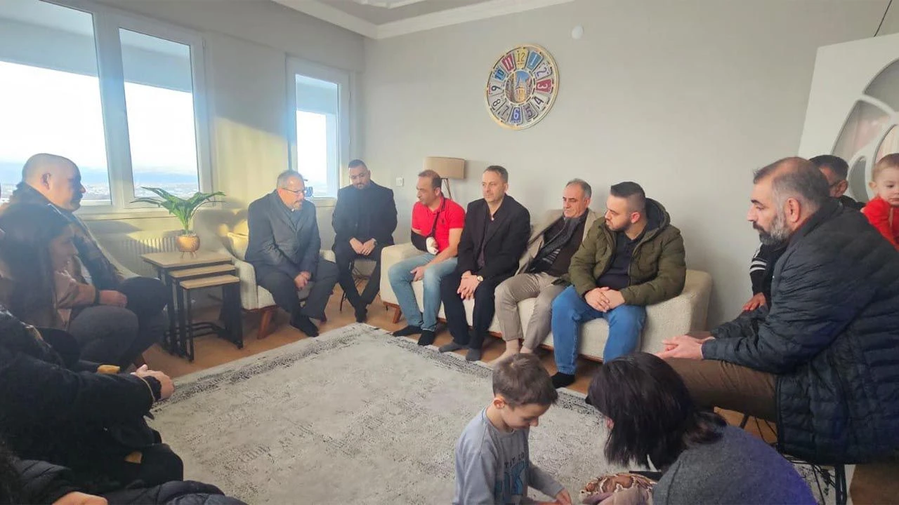 ANAHTAR PARTİ’DEN ŞEHİT AİLESİNE VE YARALI GÜVENLİK GÖREVLİLERİNE ZİYARET