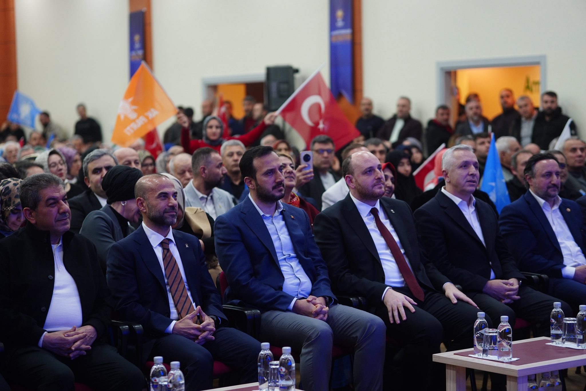 AK PARTİ ARMUTLU’DA BİR ARAYA GELDİ