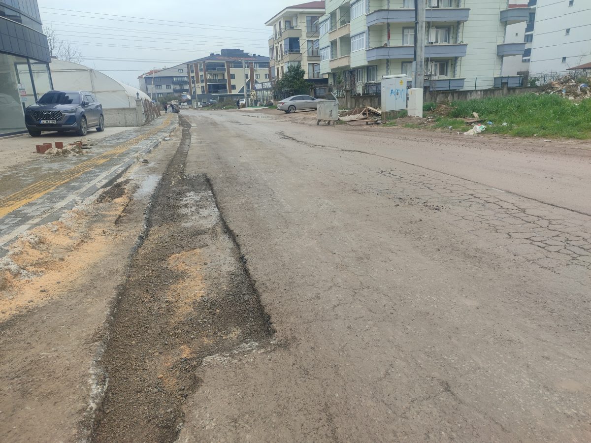 VİDEO HABER: ÇİFTLİKKÖY’DE YOLLAR ÇİLEYE DÖNDÜ!.. VATANDAŞTAN BAŞKAN YELE’YE TEPKİ! 4 ÇİFTLİKKÖY’DE YOLLAR ÇİLEYE DÖNDÜ!.. VATANDAŞTAN BAŞKAN YELE’YE TEPKİ!