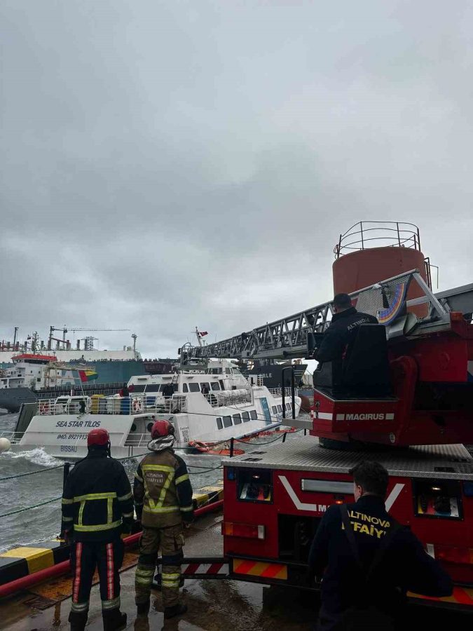 ALTINOVA’DA FIRTINA ALARMI! GEMİDEKİ 6 PERSONEL TAHLİYE EDİLDİ 2 ALTINOVA’DA FIRTINA ALARMI! GEMİDEKİ 6 PERSONEL TAHLİYE EDİLDİ