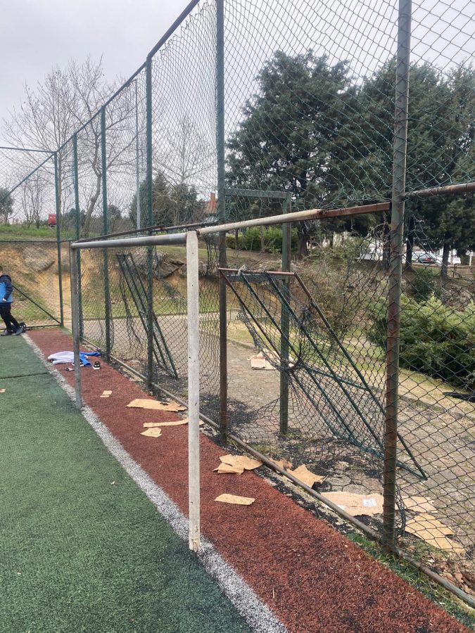 SUBAŞI’NDA PARÇALANMIŞ TELLER ÇOCUKLAR İÇİN TEHLİKE SAÇIYOR