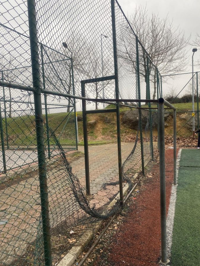 SUBAŞI’NDA PARÇALANMIŞ TELLER ÇOCUKLAR İÇİN TEHLİKE SAÇIYOR