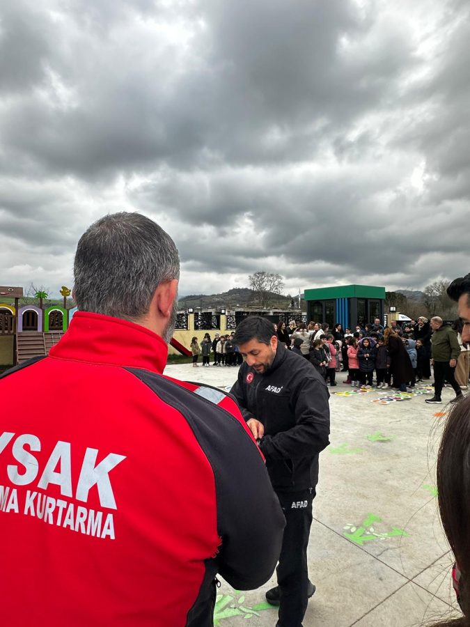YALOVA SİVİL ARAMA KURTARMA DERNEĞİ VE AFAD, MİNİK ÖĞRENCİLERLE DEPREM TATBİKATI GERÇEKLEŞTİRDİ