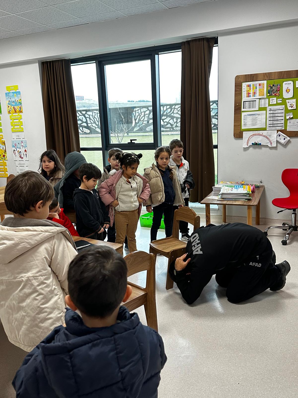 YALOVA SİVİL ARAMA KURTARMA DERNEĞİ VE AFAD, MİNİK ÖĞRENCİLERLE DEPREM TATBİKATI GERÇEKLEŞTİRDİ