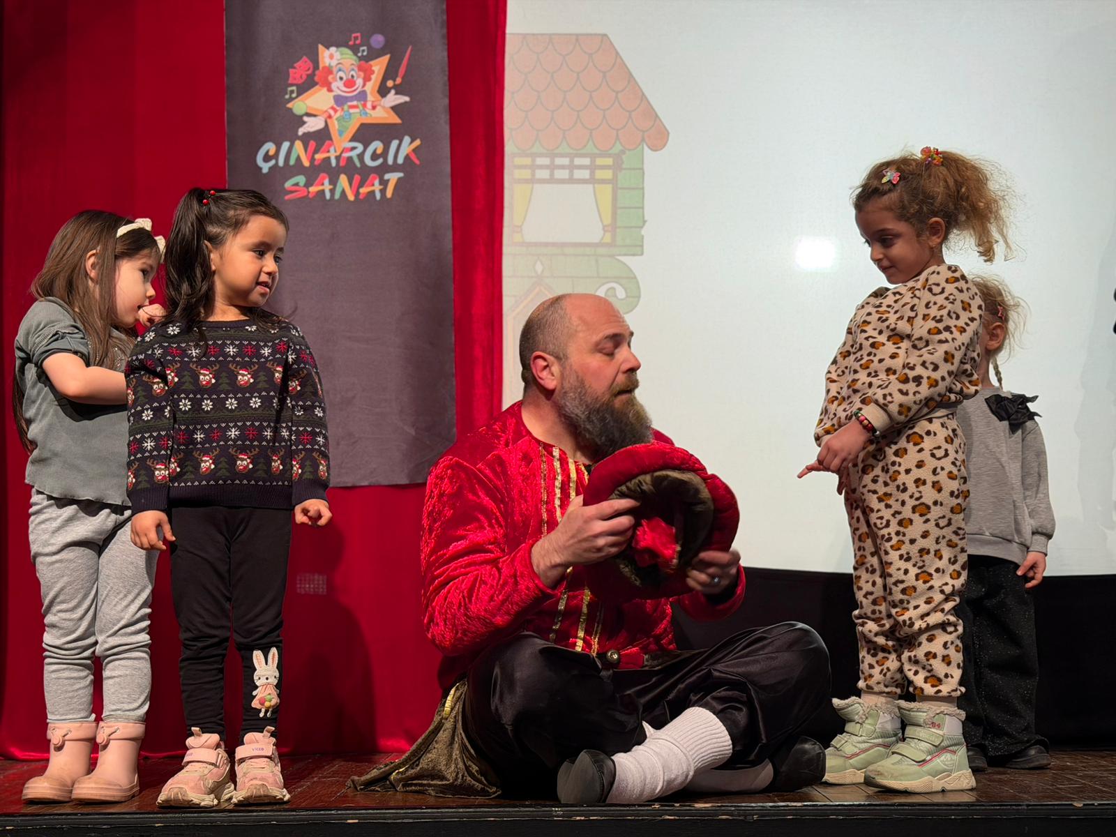 KARAGÖZ İLE HACİVAT MİNİKLERLE BULUŞTU