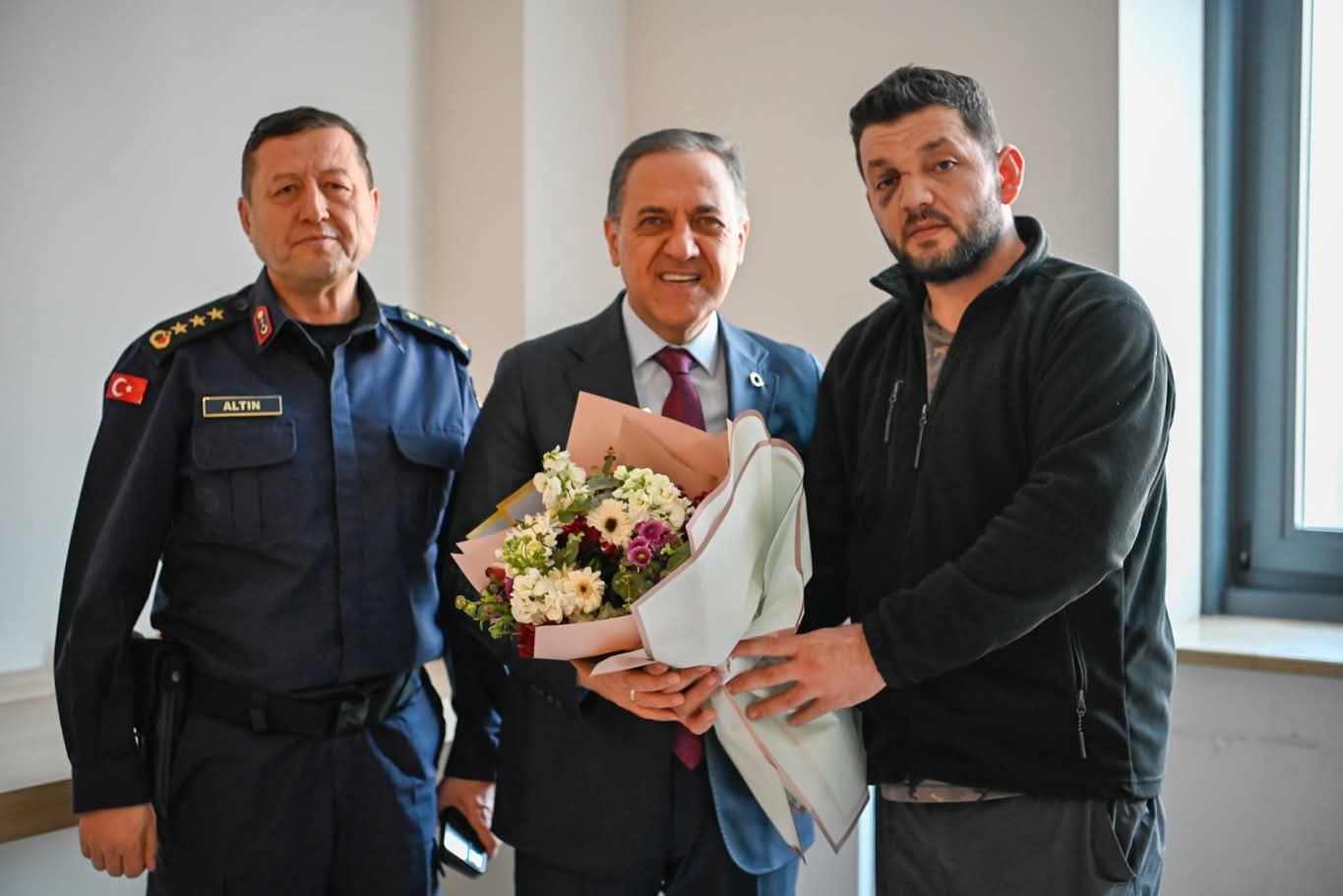 VALİ USTA, DARP EDİLEN BABA VE KIZI HASTANEDE ZİYARET ETTİ