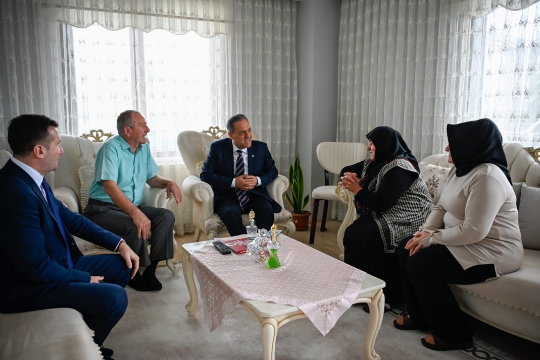 VALİ USTA’DAN ŞEHİT VE GAZİ AİLELERİNE BAYRAM ZİYARETİ