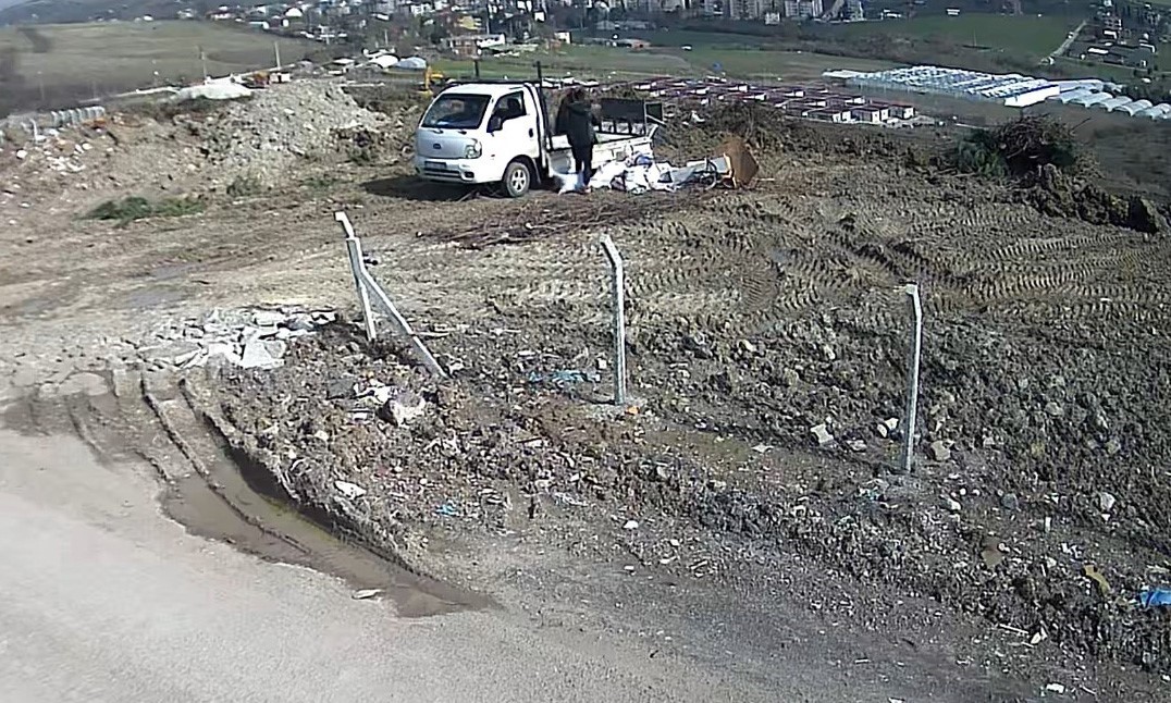 YALOVA’DA KAÇAK MOLOZ DÖKÜMÜNE FOTOKAPANLI TAKİP: ÇEVREYİ KİRLETENLERE 20 BİN TL CEZA 2 YALOVA’DA KAÇAK MOLOZ DÖKÜMÜNE FOTOKAPANLI TAKİP: ÇEVREYİ KİRLETENLERE 20 BİN TL CEZA