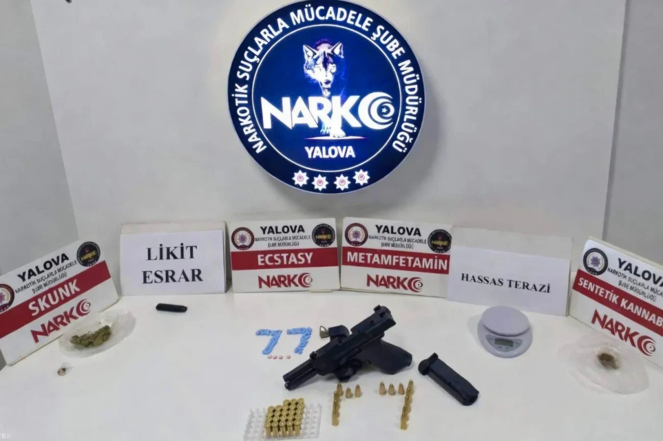 YALOVA’DA NARKOTİK OPERASYONU: 242 GRAM UYUŞTURUCU VE SİLAH ELE GEÇİRİLDİ 3 YALOVA’DA NARKOTİK OPERASYONU: 242 GRAM UYUŞTURUCU VE SİLAH ELE GEÇİRİLDİ