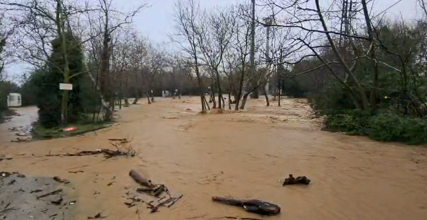 ESEKÖY’DE DERELER TAŞTI, BÜYÜKBAŞ HAYVANLAR TELEF OLDU