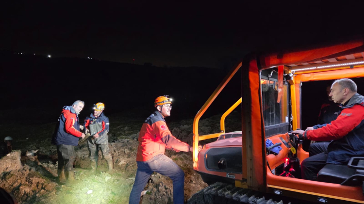 YALOVA’DA NEFES KESEN OPERASYIN: BATAKLIKTA MAHSUR KALAN VATANDAŞ VE HAYVAN KURTARILDI