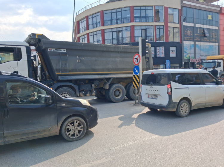 YALOVA’DA FECİ KAZA: İŞ MAKİNESİNİN ALTINDA KALAN YAŞLI VATANDAŞ HAYATINI KAYBETTİ