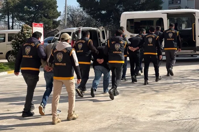 MANİSA’DA FABRİKA SOYGUNU: 3 İLDE 5 KASA HIRSIZLIĞI AYDINLATILDI 4 MANİSA’DA FABRİKA SOYGUNU: 3 İLDE 5 KASA HIRSIZLIĞI AYDINLATILDI