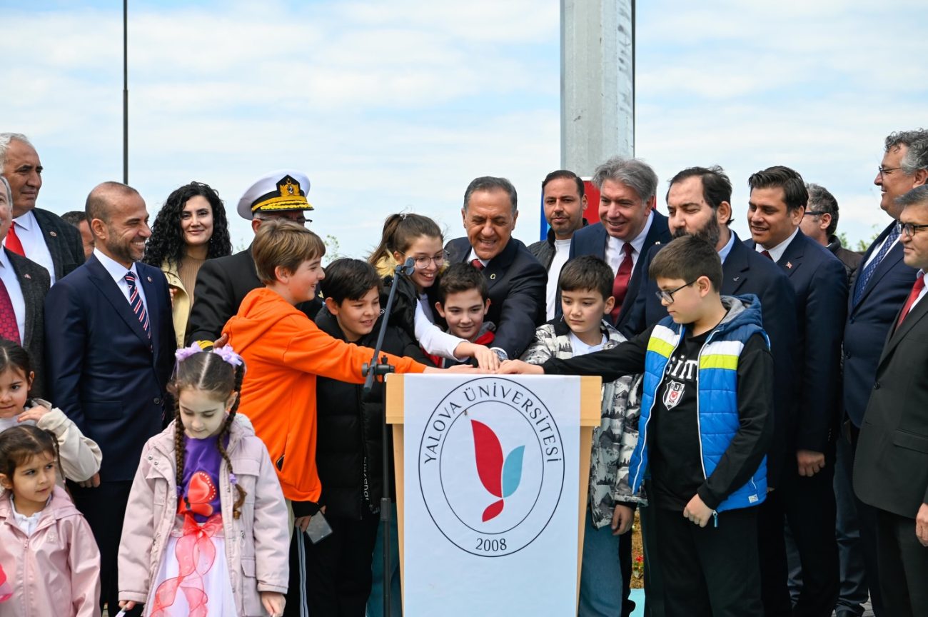 DEV TÜRK BAYRAĞI TÖRENLE BİRLİKTE GÖNDERE ÇEKİLDİ