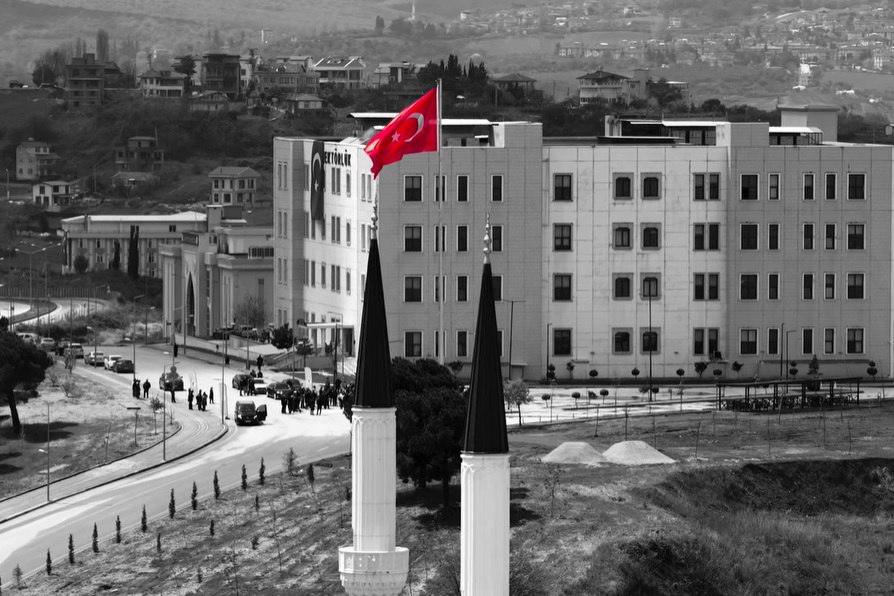 DEV TÜRK BAYRAĞI TÖRENLE BİRLİKTE GÖNDERE ÇEKİLDİ