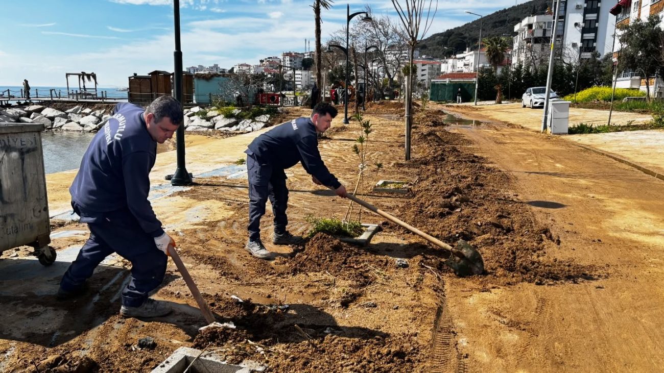 YAĞIŞ SONRASI ARMUTLU’DA SEFERBERLİK: SOKAKLAR VE SAHİL BANDI PIRIL PIRIL YAPILIYOR