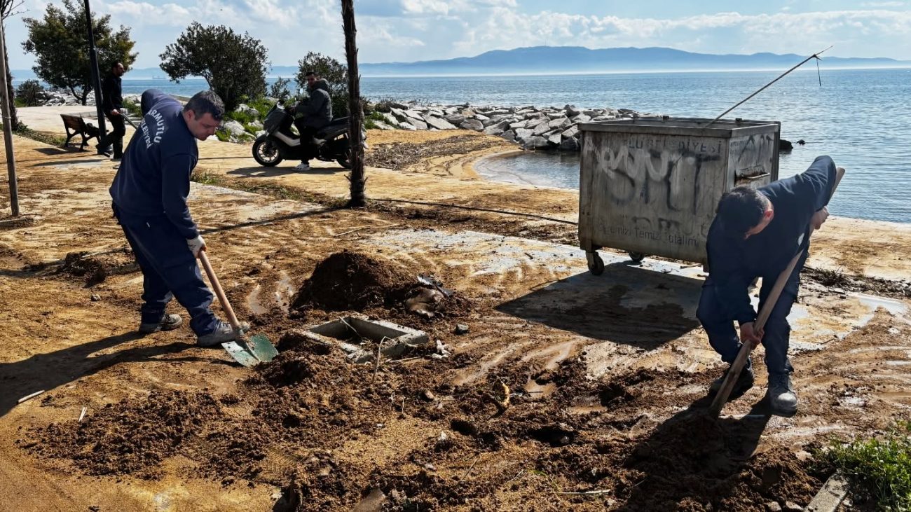 YAĞIŞ SONRASI ARMUTLU’DA SEFERBERLİK: SOKAKLAR VE SAHİL BANDI PIRIL PIRIL YAPILIYOR