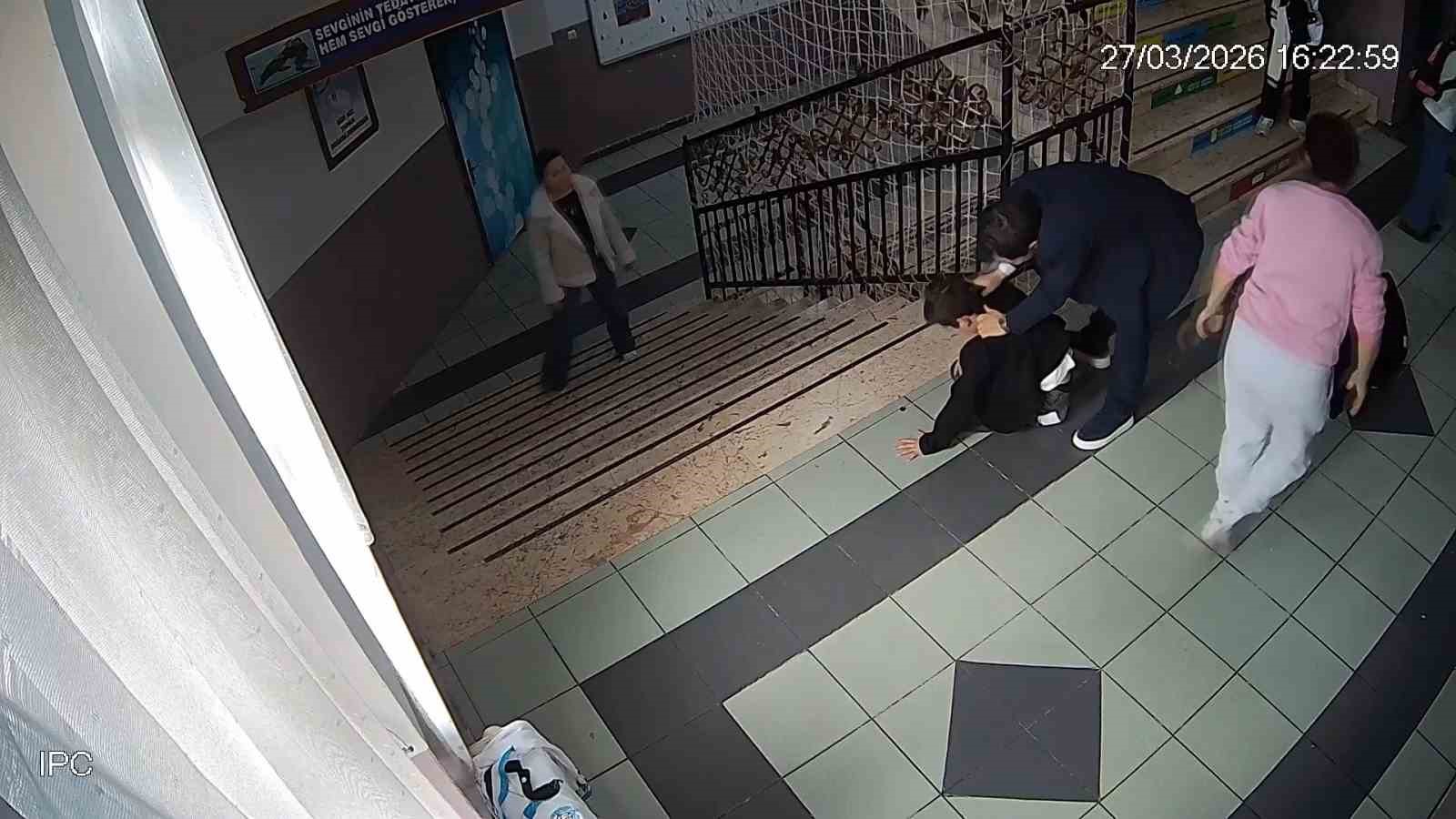 ÇINARCIK’TA KORKU DOLU ANLAR! OKUL MÜDÜRÜNDEN HAYAT KURTARAN MÜDAHALE