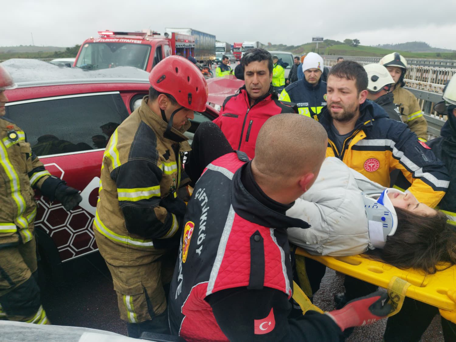 YALOVA’DA FECİ KAZA: TIR İLE OTOMOBİL ÇARPIŞTI, 4 KİŞİ YARALANDI