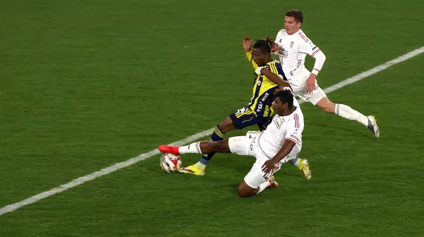 YASİN KOL’UN PENALTI KARARI DERBİYE DAMGA VURDU! FENERBAHÇE, KRİTİK VİRAJI KAYIPSIZ DÖNDÜ