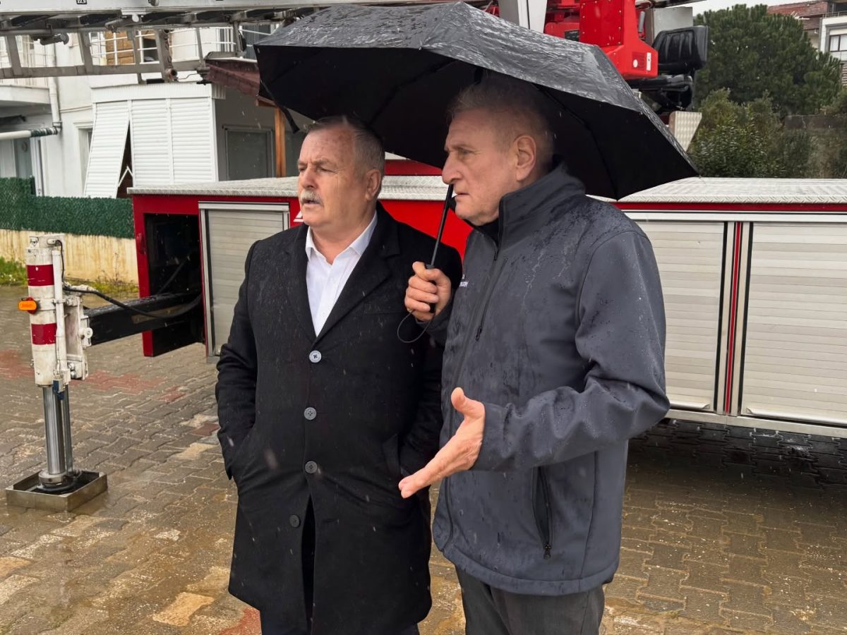 YAĞIŞ SONRASI ARMUTLU’DA SEFERBERLİK: SOKAKLAR VE SAHİL BANDI PIRIL PIRIL YAPILIYOR