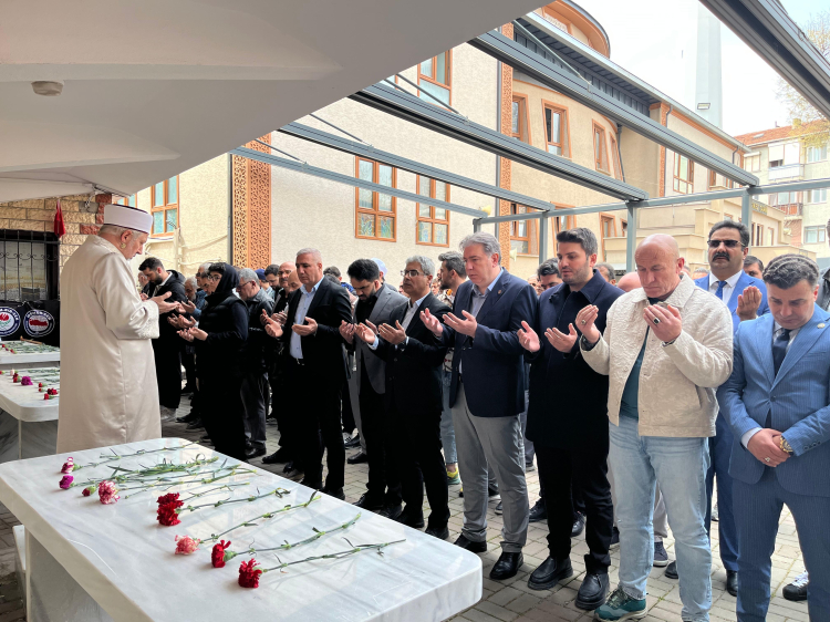 AYLA ÖĞRETMEN VE HAYATINI KAYBEDEN ÖĞRENCİLER İÇİN GIYABİ CENAZE NAMAZI KILINDI