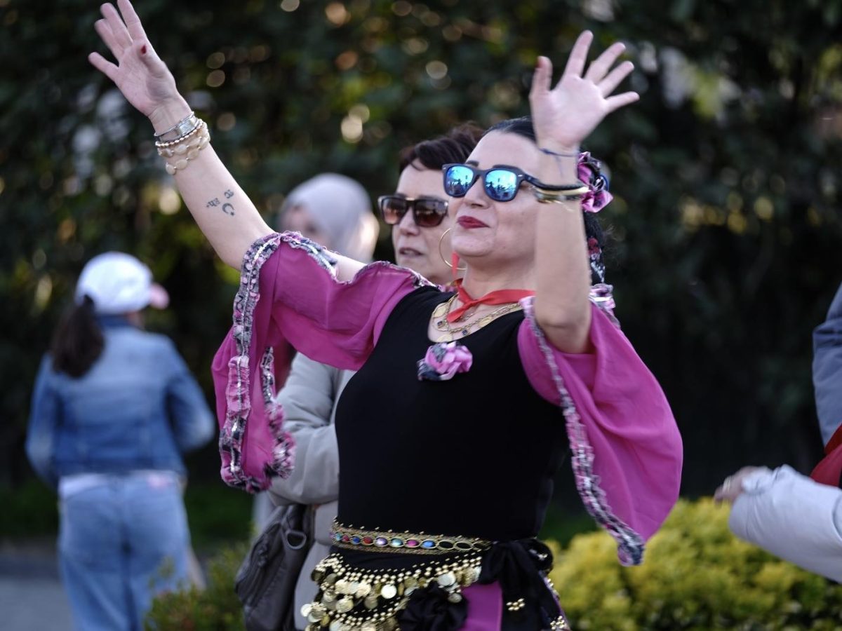 YALOVA’DA ROMANLAR GÜNÜ COŞKUSU: MEYDANLAR RENK, MÜZİK VE DAYANIŞMAYLA DOLDU 4 YALOVA’DA ROMANLAR GÜNÜ COŞKUSU: MEYDANLAR RENK, MÜZİK VE DAYANIŞMAYLA DOLDU