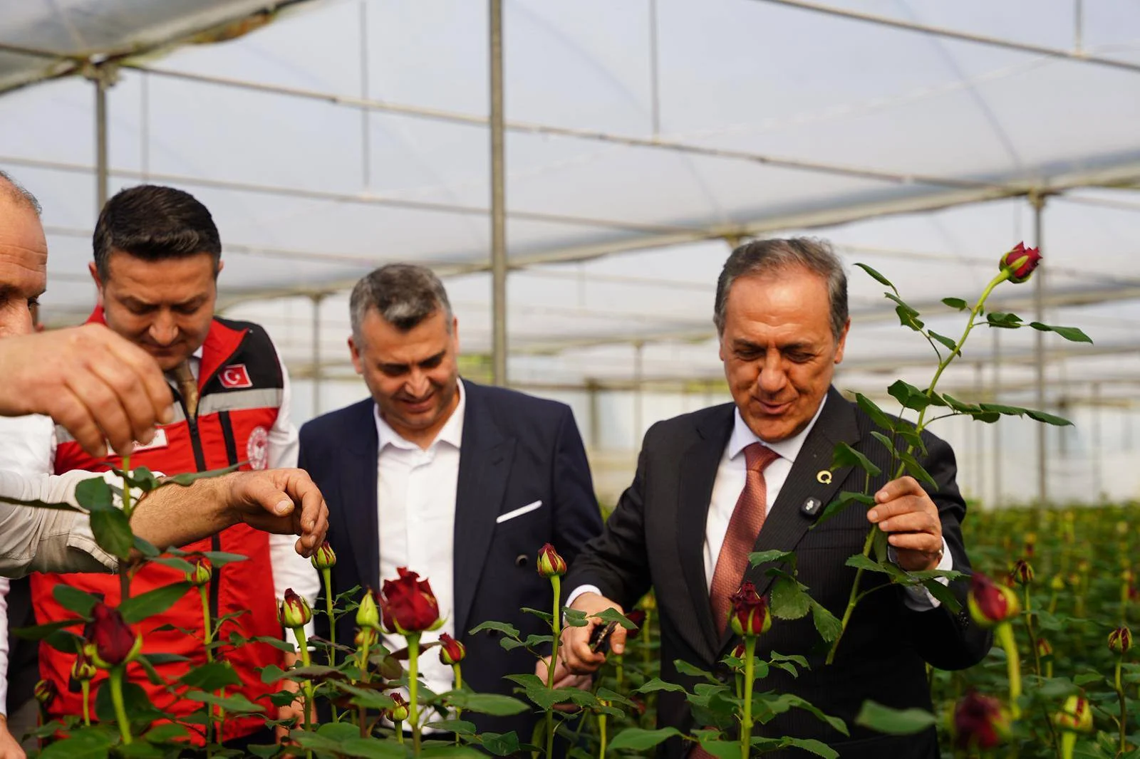 YALOVA’DA GÜL HASADI BAŞLADI.. VALİ USTA ÜRETİCİLERLE BİR ARAYA GELDİ