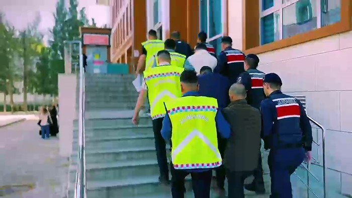 YALOVA MERKEZLİ GÖÇMEN KAÇAKÇILIĞI OPERASYONU: 3 ORGANİZATÖR TUTUKLANDI 3 YALOVA MERKEZLİ GÖÇMEN KAÇAKÇILIĞI OPERASYONU: 3 ORGANİZATÖR TUTUKLANDI