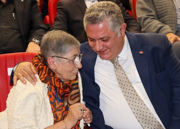 “YILIN ANNESİ” ÖDÜLÜ LALE DONDURMACUOĞULLARI'NA VERİLDİ