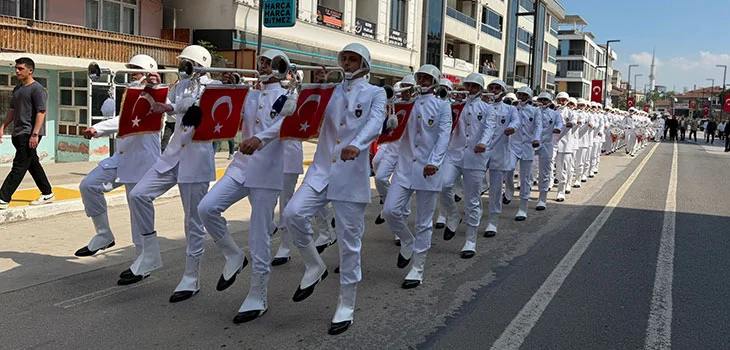 ALTINOVA’DA 19 MAYIS COŞKUSU.. ASKERİ BANDO EŞLİĞİNDE GENÇLİK YÜRÜYÜŞÜ DÜZENLENDİ