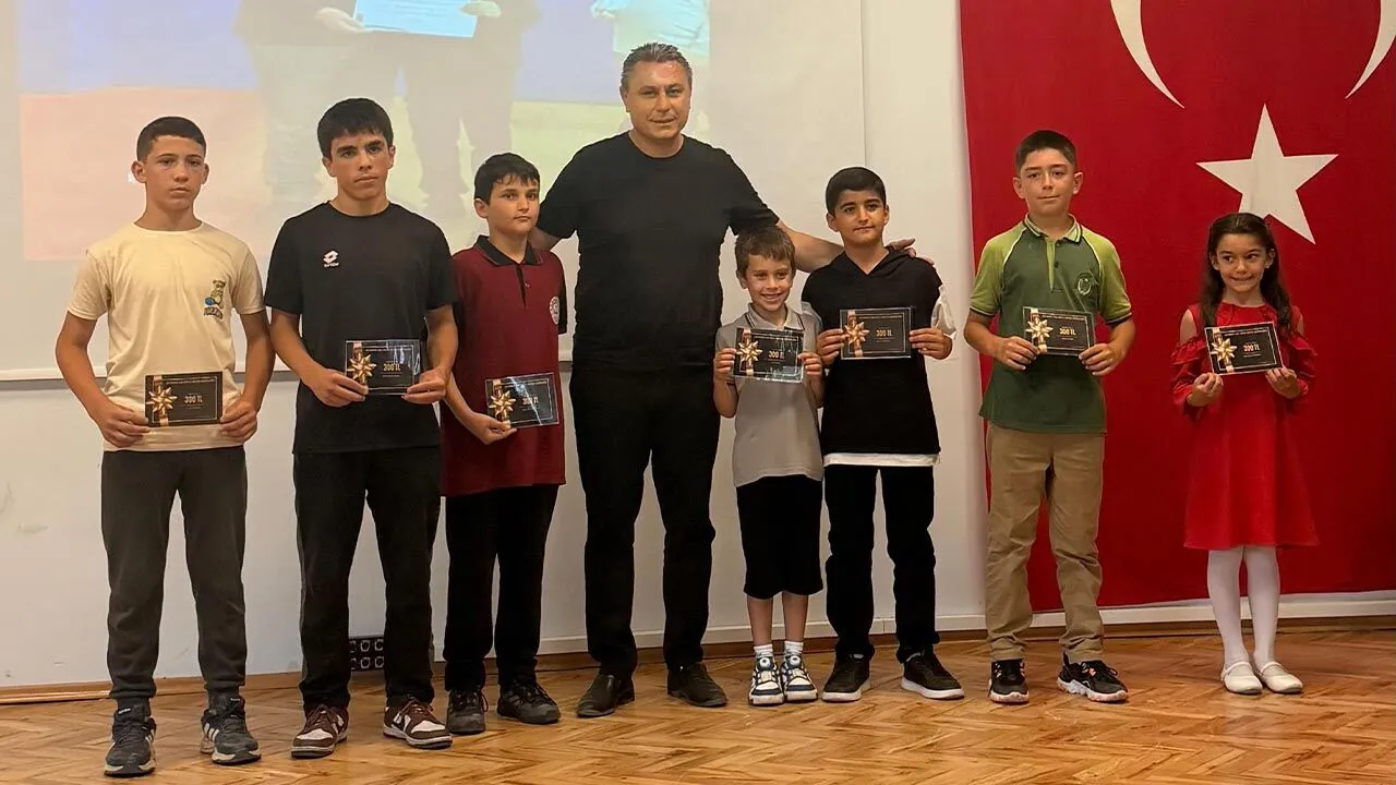 ALTINOVA'NIN 'ALTIN ÇOCUKLARI' ÖDÜLLENDİRİLDİ: 261 ÖĞRENCİ BAŞARIYLA GURURLANDIRDI