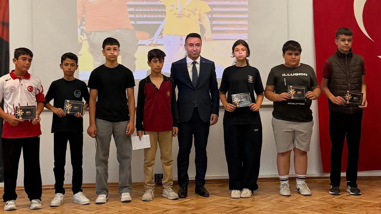 ALTINOVA'NIN 'ALTIN ÇOCUKLARI' ÖDÜLLENDİRİLDİ: 261 ÖĞRENCİ BAŞARIYLA GURURLANDIRDI