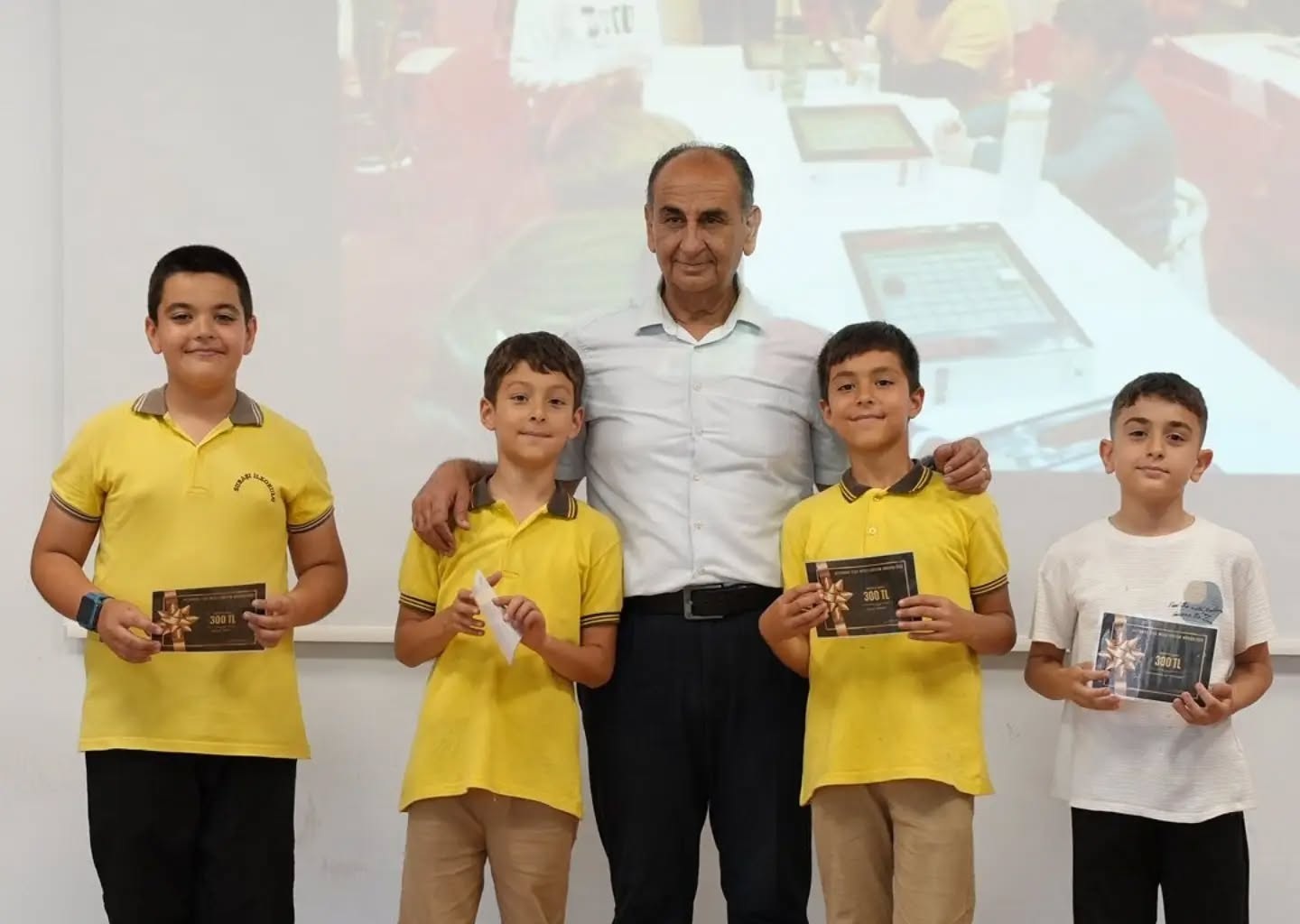 ALTINOVA’NIN ‘ALTIN ÇOCUKLARI’ ÖDÜLLENDİRİLDİ: 261 ÖĞRENCİ BAŞARIYLA GURURLANDIRDI