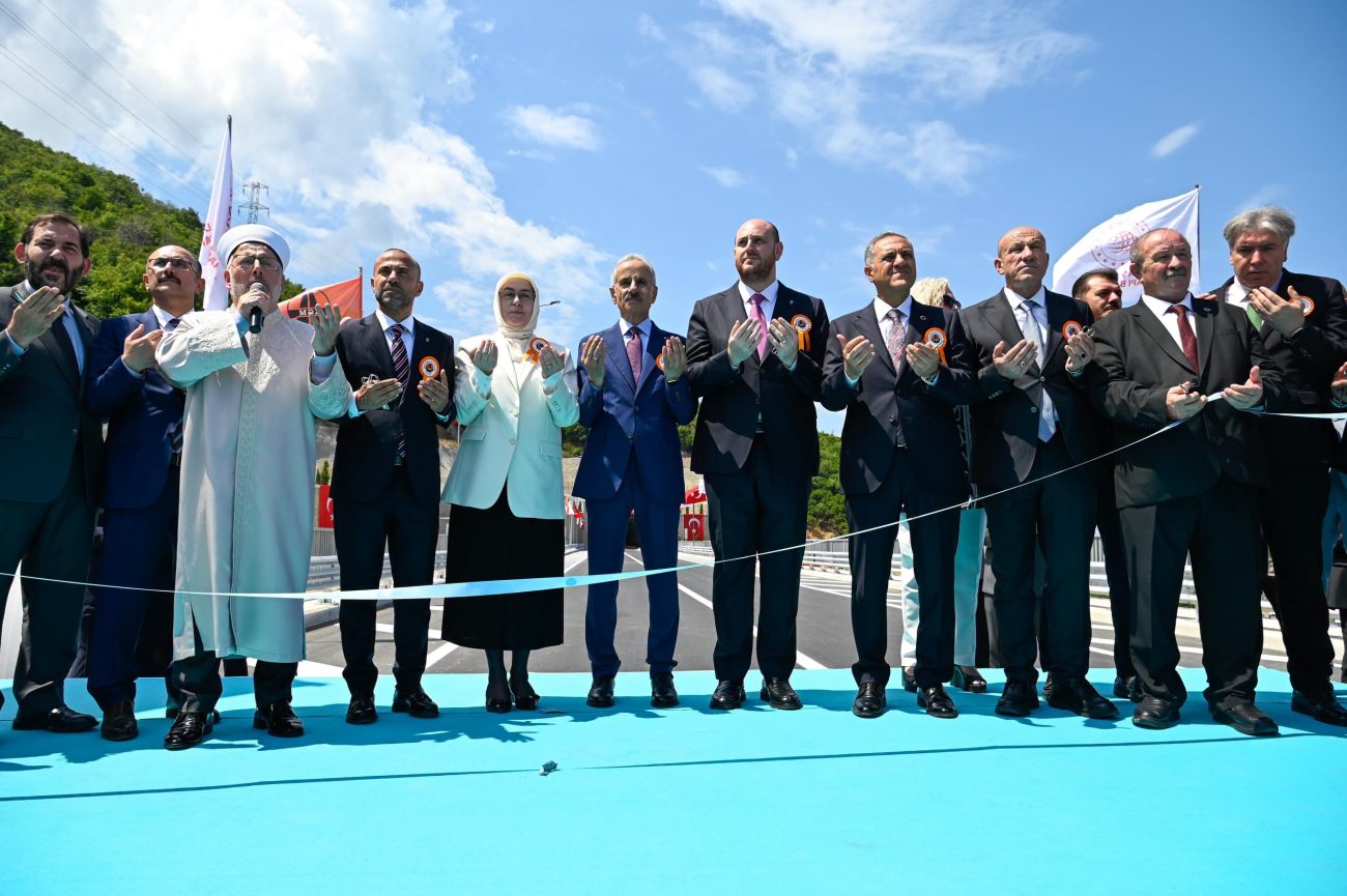 YALOVA-ARMUTLU YOLUNDA TARİHİ GÜN: SEYAHAT SÜRESİ 30 DAKİKAYA DÜŞTÜ! 5 YALOVA-ARMUTLU YOLUNDA TARİHİ GÜN: SEYAHAT SÜRESİ 30 DAKİKAYA DÜŞTÜ!