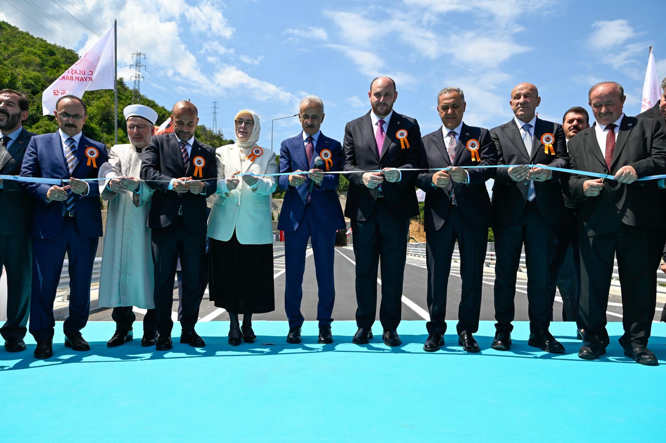 YALOVA-ARMUTLU YOLUNDA TARİHİ GÜN: SEYAHAT SÜRESİ 30 DAKİKAYA DÜŞTÜ!