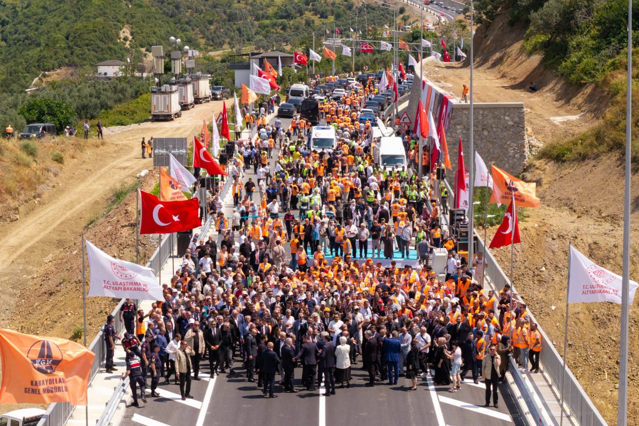 YALOVA-ARMUTLU YOLUNDA TARİHİ GÜN: SEYAHAT SÜRESİ 30 DAKİKAYA DÜŞTÜ! 6 YALOVA-ARMUTLU YOLUNDA TARİHİ GÜN: SEYAHAT SÜRESİ 30 DAKİKAYA DÜŞTÜ!