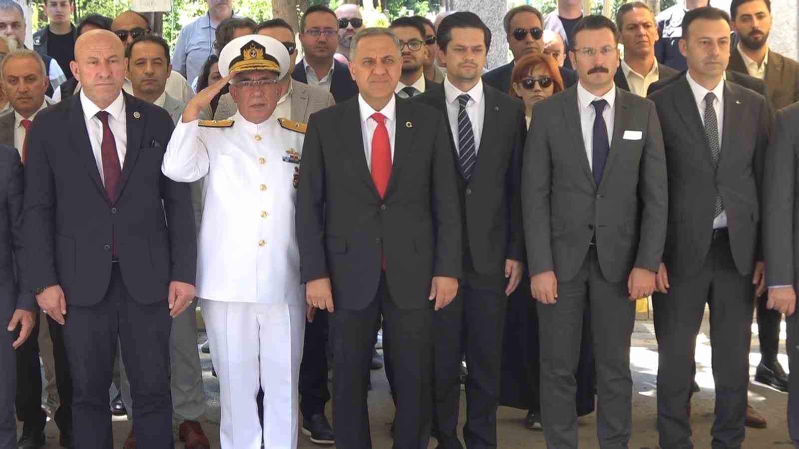 YALOVA’DA ŞEHİTLER KABİRLERİ BAŞINDA DUALARLA ANILDI