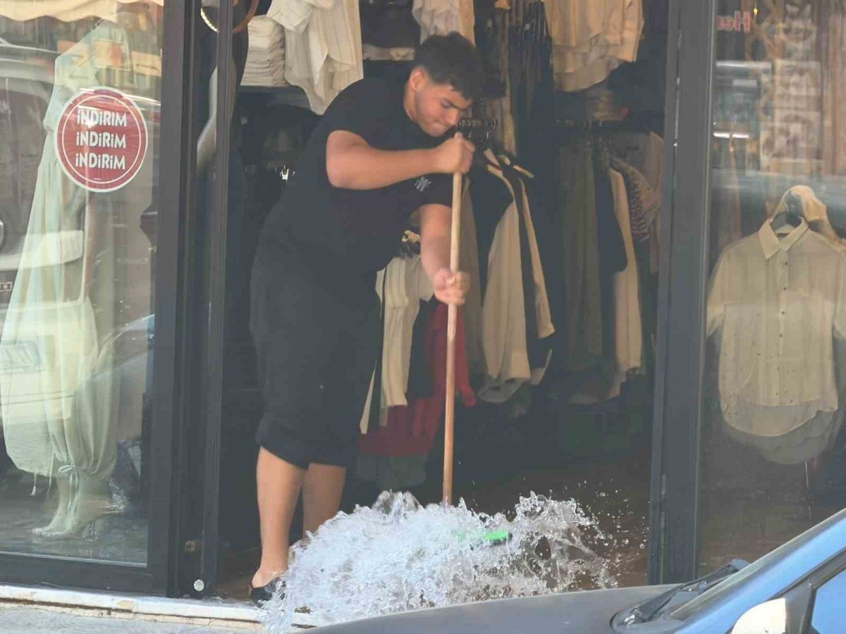 YALOVA’DA ANA SU BORUSU PATLADI, CADDE GÖLE DÖNDÜ! 2 YALOVA’DA ANA SU BORUSU PATLADI, CADDE GÖLE DÖNDÜ!
