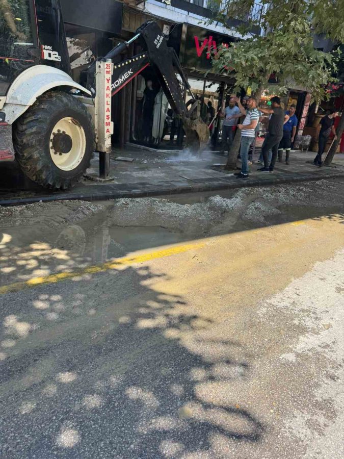 YALOVA’DA ANA SU BORUSU PATLADI, CADDE GÖLE DÖNDÜ! 4 YALOVA’DA ANA SU BORUSU PATLADI, CADDE GÖLE DÖNDÜ!