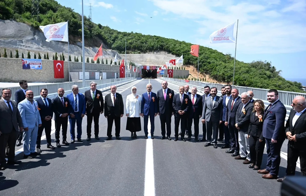 YALOVA-ARMUTLU YOLUNDA TARİHİ GÜN: SEYAHAT SÜRESİ 30 DAKİKAYA DÜŞTÜ! 4 YALOVA-ARMUTLU YOLUNDA TARİHİ GÜN: SEYAHAT SÜRESİ 30 DAKİKAYA DÜŞTÜ!