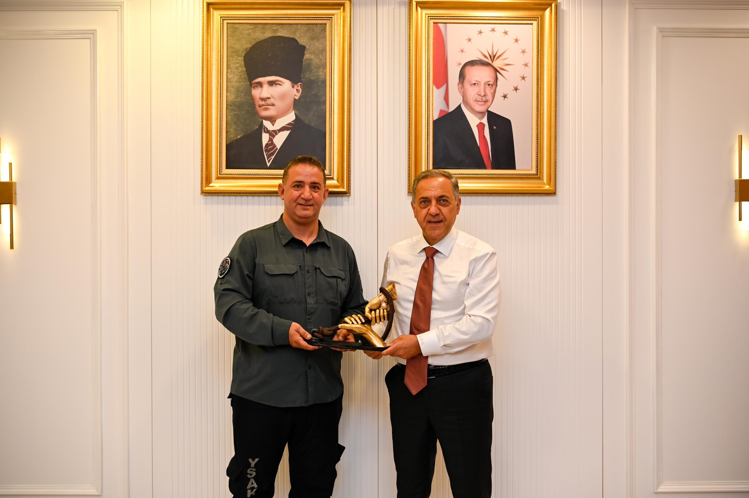 YSAK BAŞKANI KİBAR’DAN, VALİ USTA’YA ANLAMLI ZİYARET