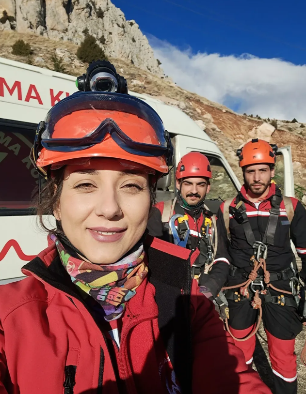 GERÇEK KAHRAMANLIK ZOR ZAMANDA ÖNE ÇIKABİLMEK: GAMZE PELİN DEMİRCAN’IN 'ARAMA KURTARMA' MÜCADELESİ