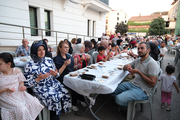 ALTINOVA’DA BİNLERCE GÖNÜL AŞURE SOFRASINDA BULUŞTU