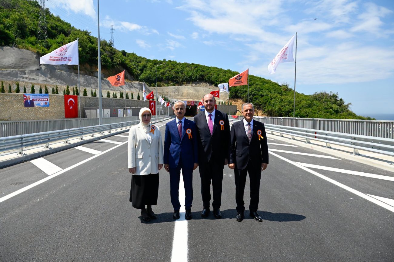 YALOVA-ARMUTLU YOLUNDA TARİHİ GÜN: SEYAHAT SÜRESİ 30 DAKİKAYA DÜŞTÜ! 2 YALOVA-ARMUTLU YOLUNDA TARİHİ GÜN: SEYAHAT SÜRESİ 30 DAKİKAYA DÜŞTÜ!