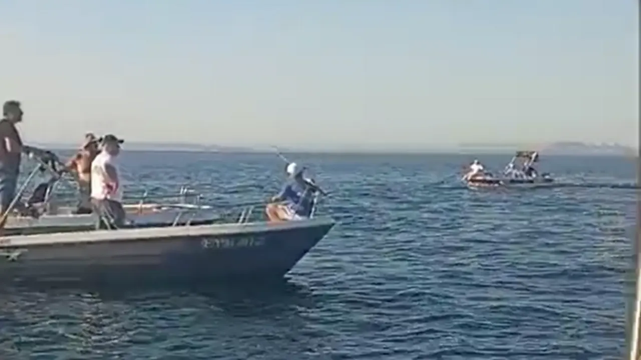 YALOVA AÇIKLARINDA DENİZ KAZASI! SU TANKERİ ÖZEL TEKNEYİ BATIRDI.. 2 KİŞİ SON ANDA KURTULDU! 1 YALOVA AÇIKLARINDA DENİZ KAZASI! SU TANKERİ ÖZEL TEKNEYİ BATIRDI.. 2 KİŞİ SON ANDA KURTULDU!