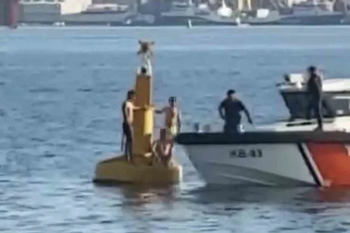 OSMANGAZİ KÖPRÜ AYAĞINDA KORKU DOLU ANLAR! AKINTIYA KAPILAN 3 KİŞİ DENİZ FENERİNE SIĞINDI!